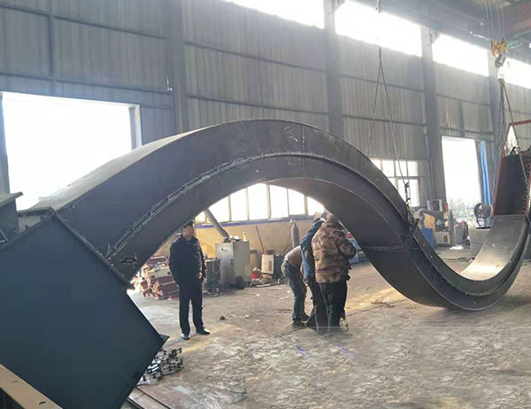 可彎曲刮闆輸送機按工作原理計算彎度不大於多少！