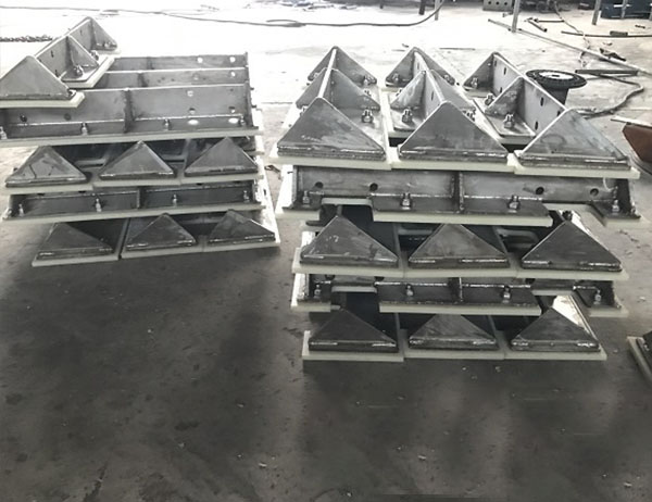 熱料型耐高溫埋刮闆輸送機屬於特種定制輸送設備