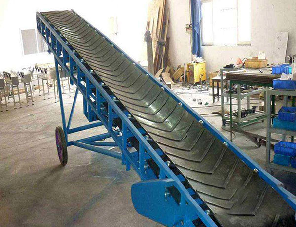 膠帶式輸送機本身就不耐用，怎麽延長其壽命