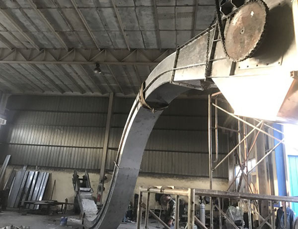 散裝物料選用刮闆輸送機使用效果更佳