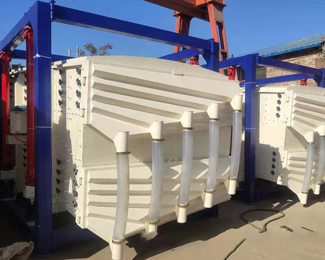 石油壓裂砂選用方形<a href='http://m.hbbccgb.cn/sfsx/ybs.html' title='搖擺篩' target='_blank'>搖擺篩</a>才能滿足要求