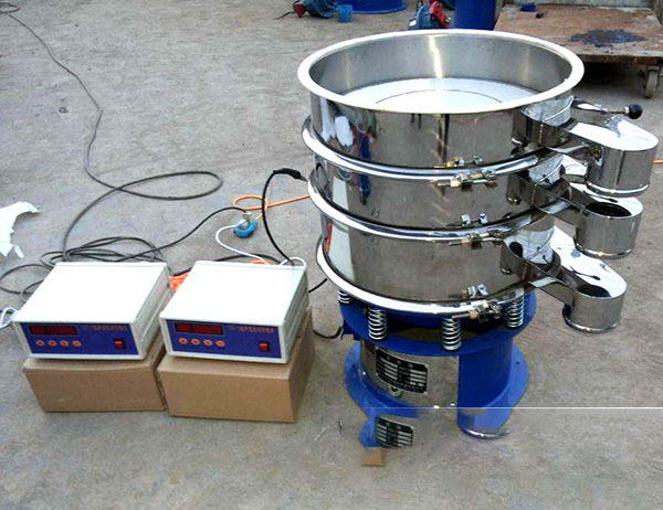 篩分精度比普通振動篩可提高1—70%，産量可提高0.5-10倍。可單層與多層使用，一套智能超聲波發生器同時使用三個換能器。 不産生彈跳球等輔助物對粉體的污染；在達到高精度、高網目篩分的同時，控制較窄的粒度範圍。