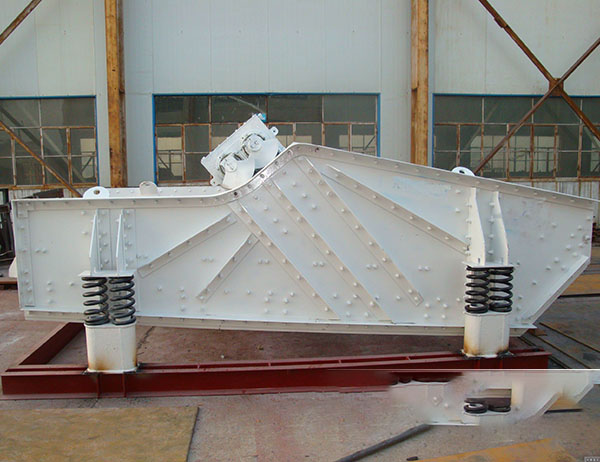 爐渣篩分機一般採用直線型振動篩價格便宜實惠