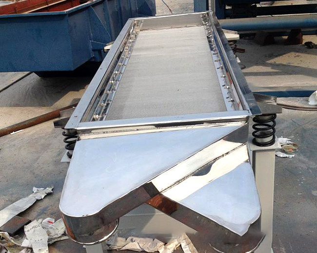 纖維篩分機選擇條縫篩闆直線振動篩效果好