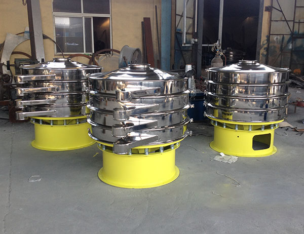 小型不鏽鋼振動篩是現今使用量較高的篩分機