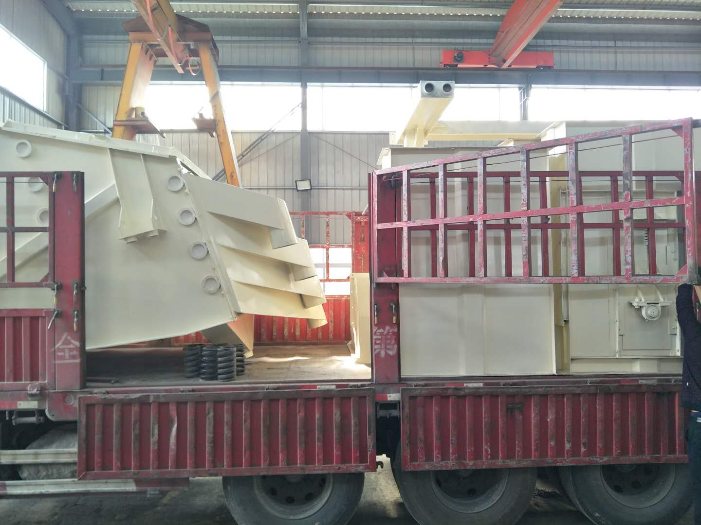 山東王經理概率篩、鬥式提升機發貨瞭請注意查收