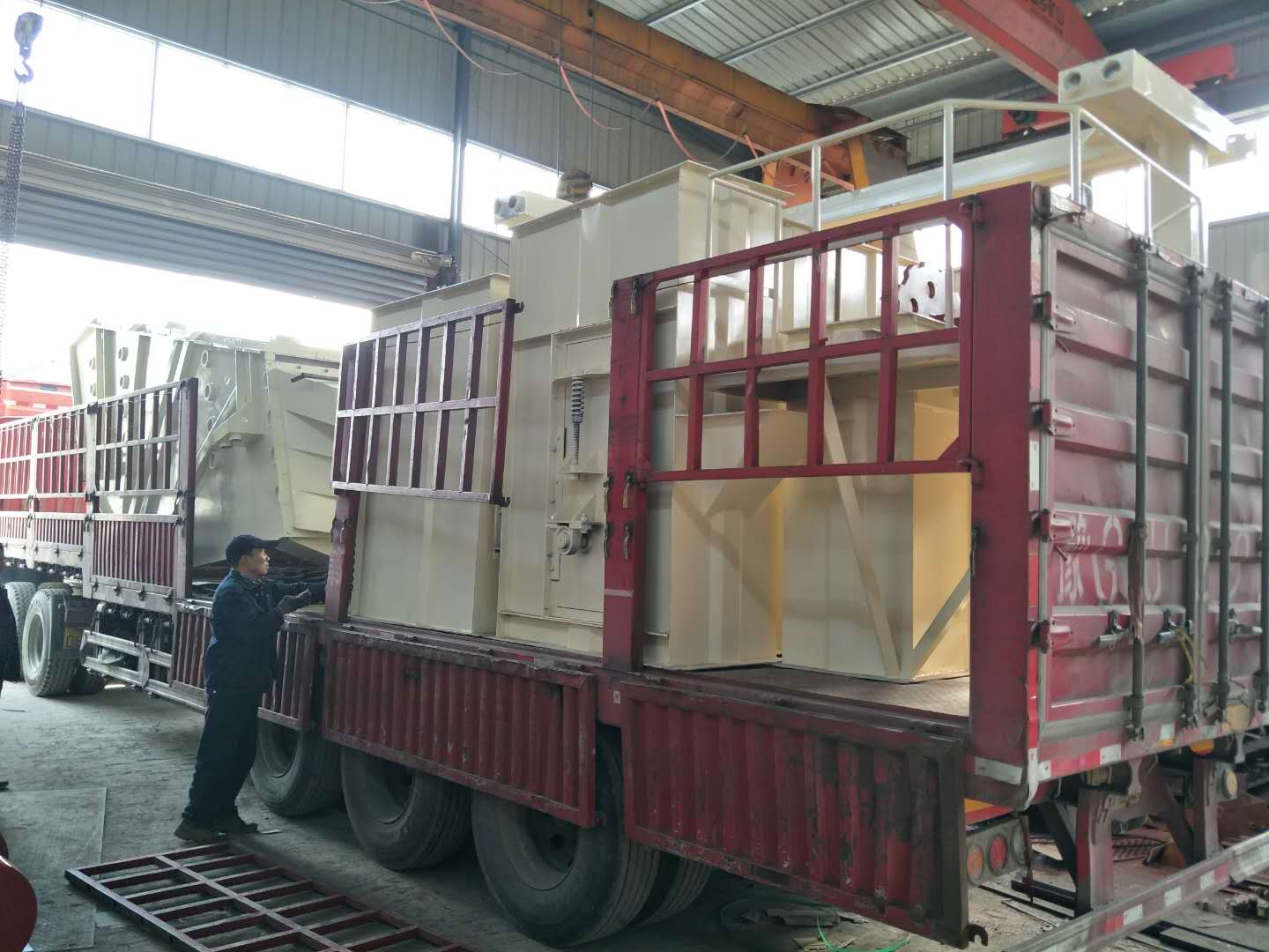 山東王經理概率篩、鬥式提升機發貨瞭請注意查收