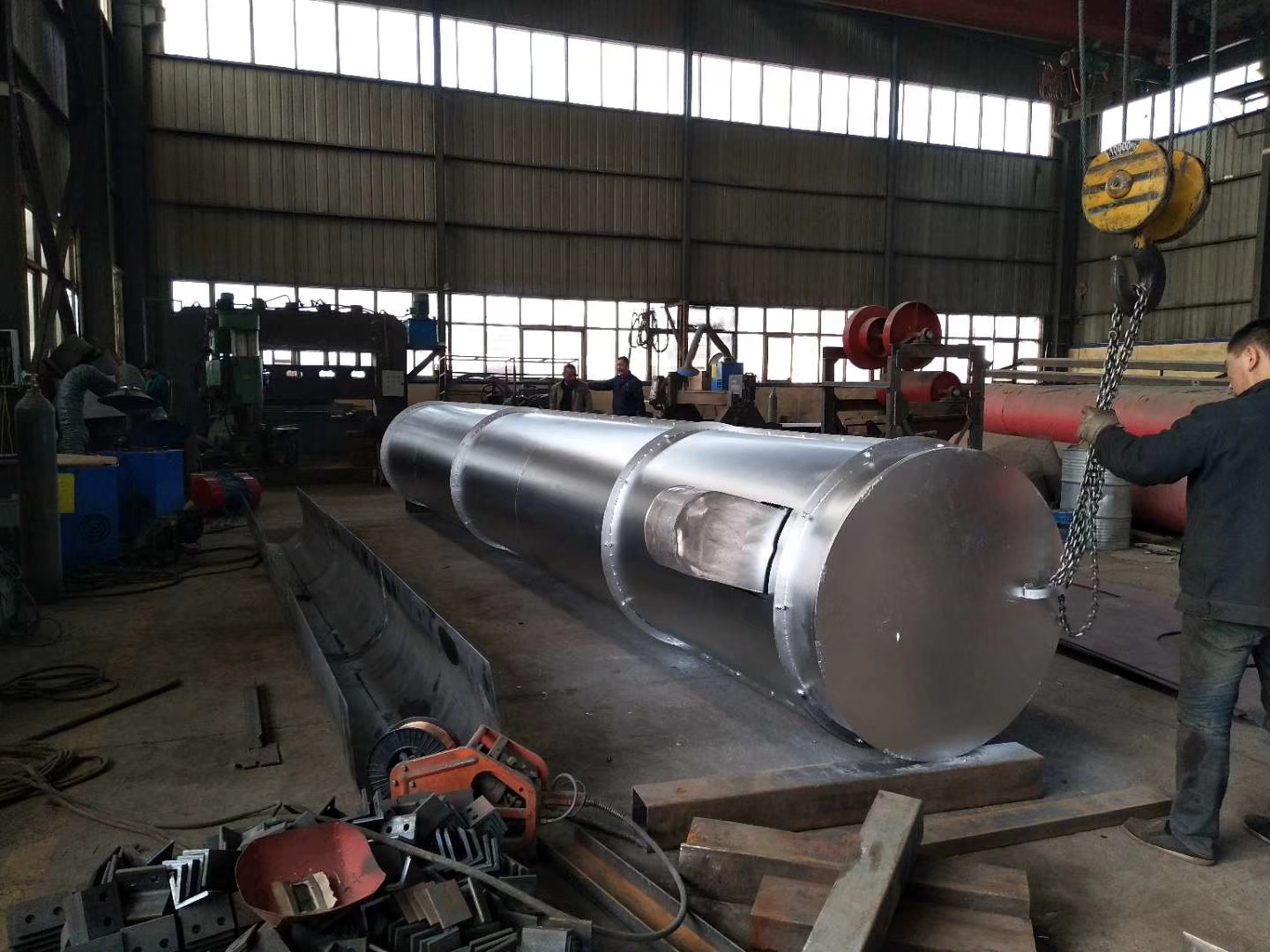 發往山西太原的垂直振動提升機發貨瞭