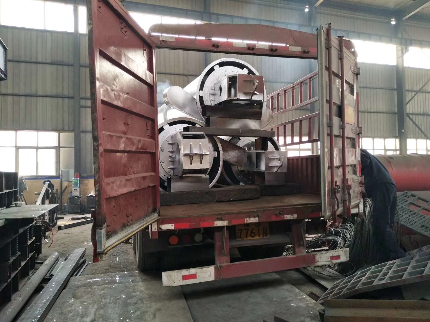 發往山西太原的垂直振動提升機發貨瞭