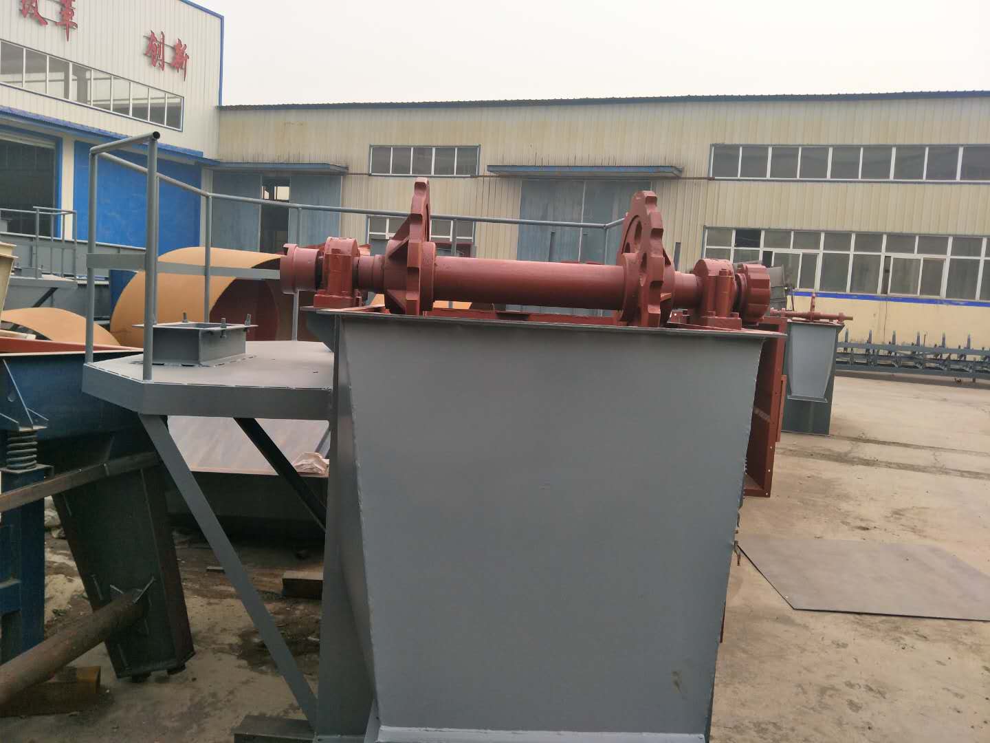 高嶺土連續上料闆鏈提升機介紹