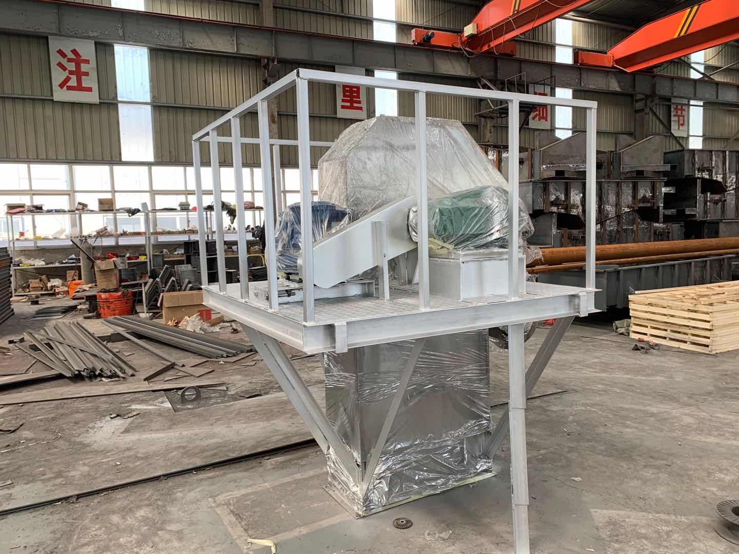 石墨粉鋼鬥垂直提升運輸機使用介紹