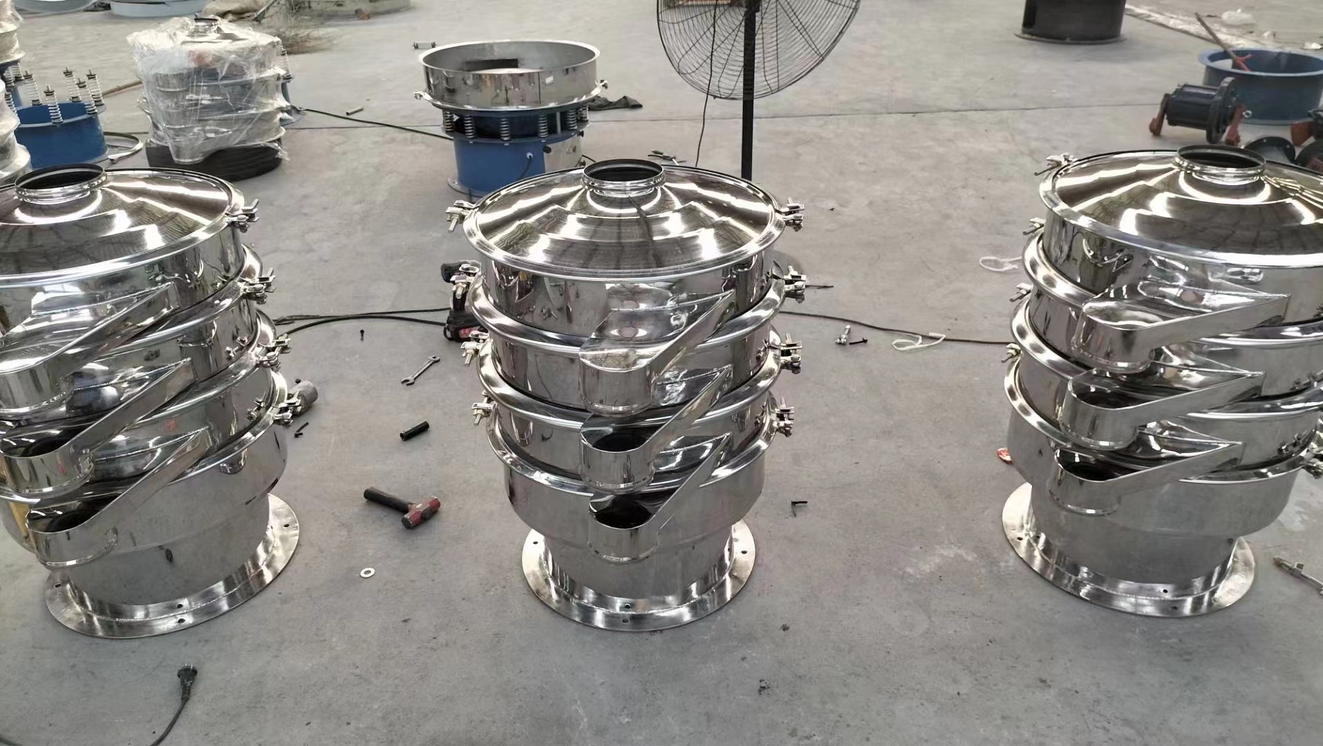 鐵粉精細分級篩圓形三次元振蕩篩較爲合适！