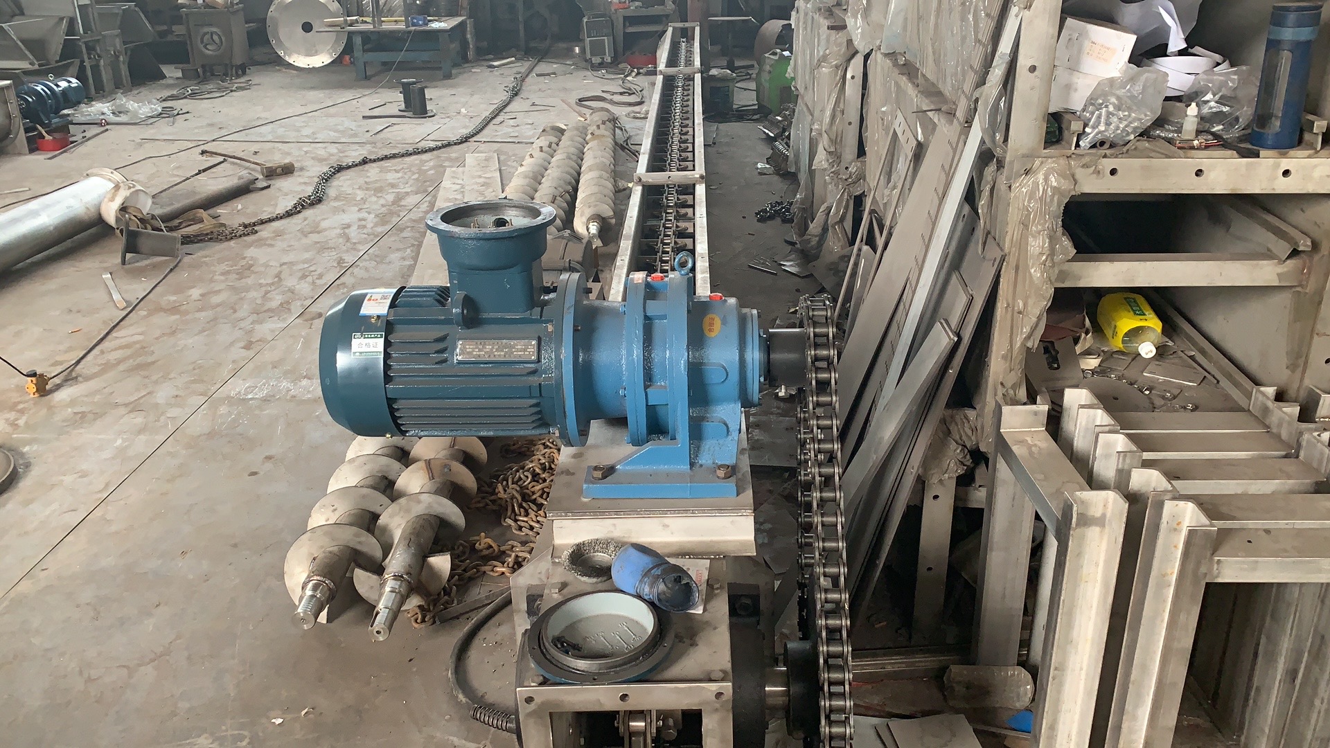 石墨粉刮闆垂直上料機選擇礦用刮闆輸送機環保高效